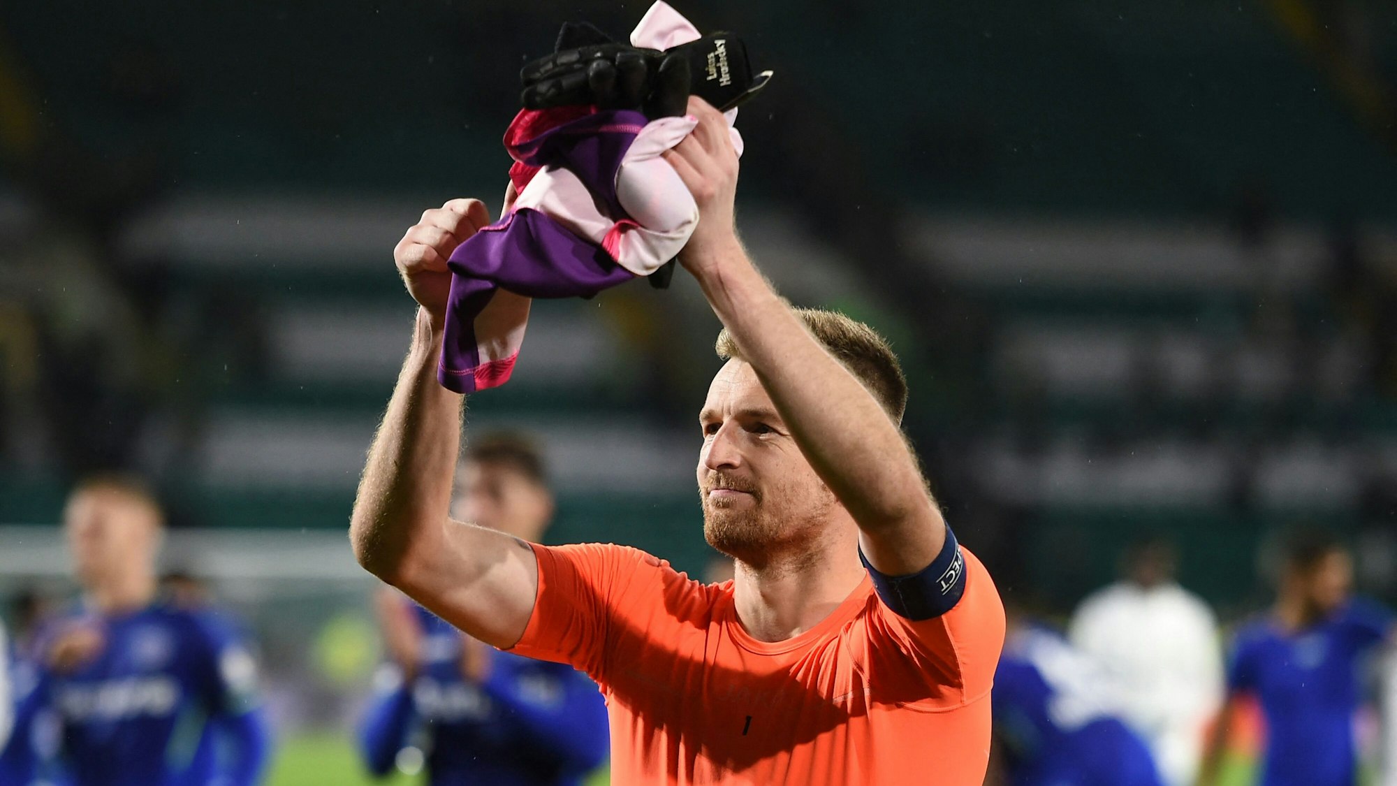 Lukas Hradecky von Bayer Leverkusen bedankt sich bei den Fans.