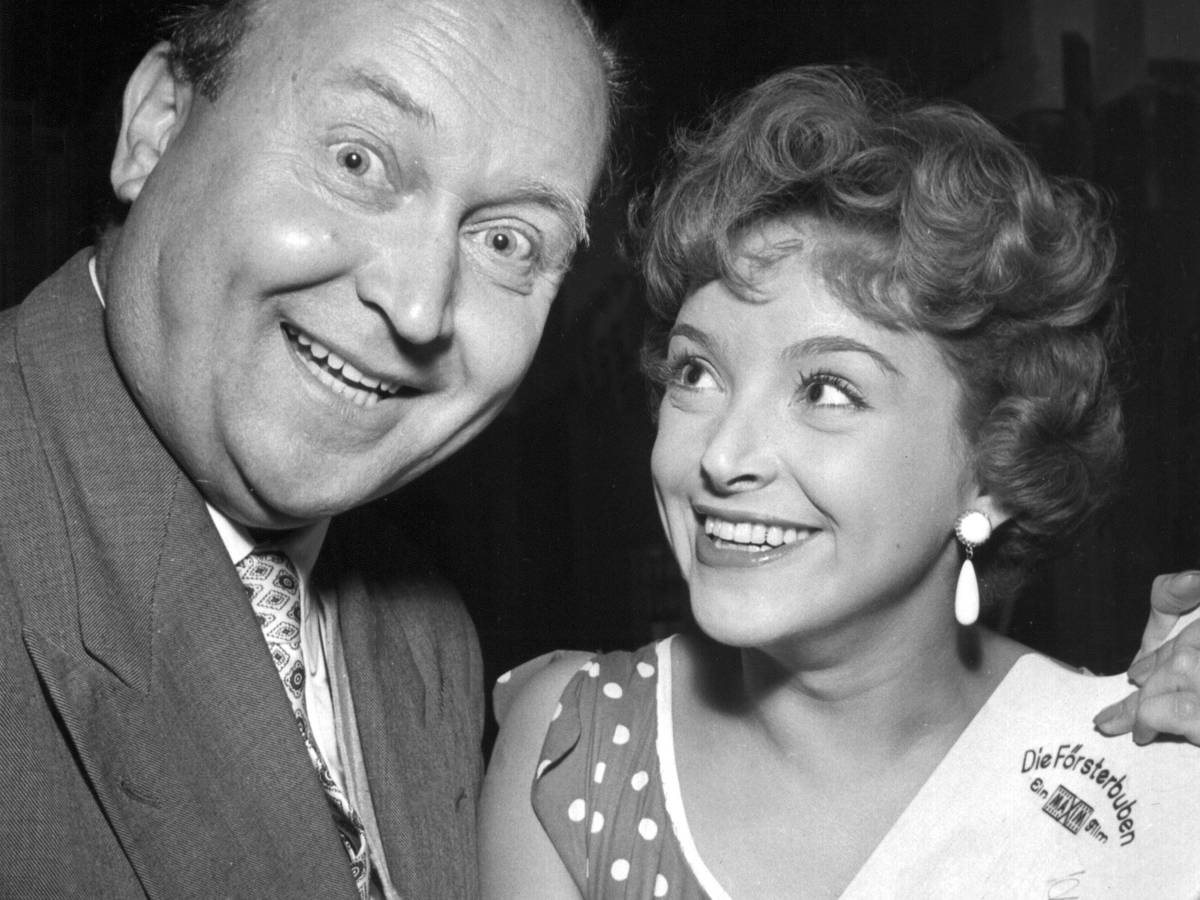 Das Archivbild aus dem Jahre 1955 zeigt den Filmregisseur und Produzenten Robert A. Stemmle und die Schauspielerin Herta Staal, die in Berlin Autogramme geben.