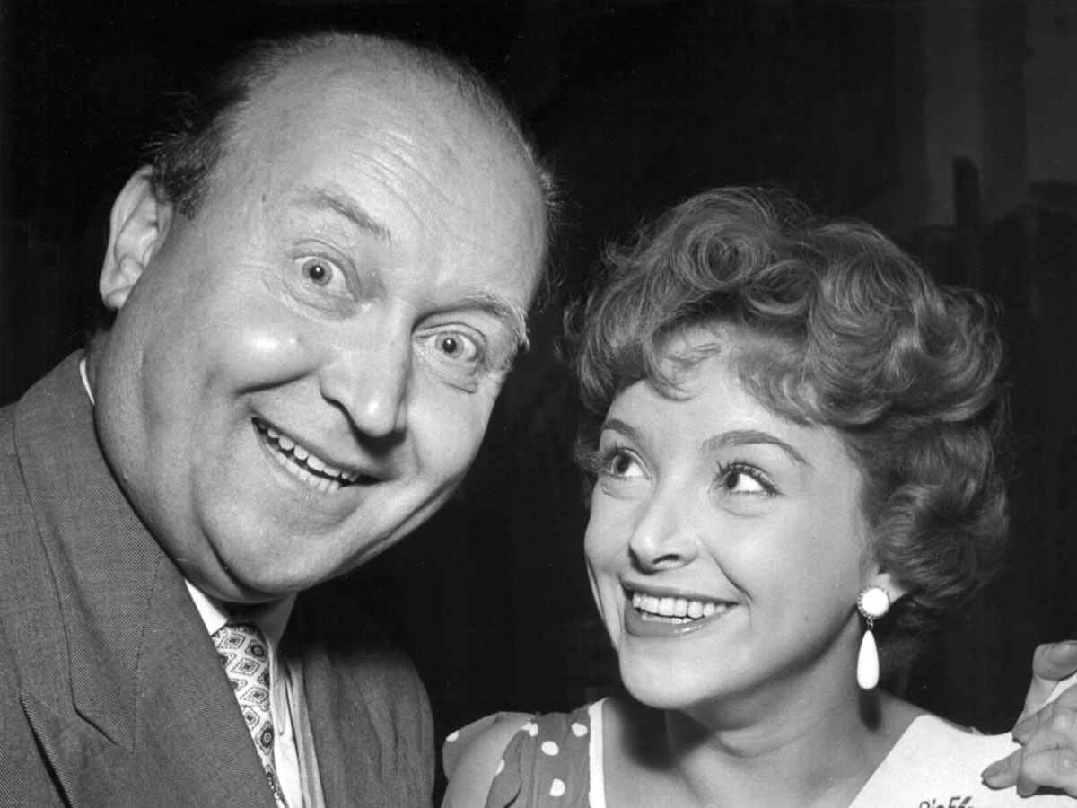 Das Archivbild aus dem Jahre 1955 zeigt den Filmregisseur und Produzenten Robert A. Stemmle und die Schauspielerin Herta Staal, die in Berlin Autogramme geben.