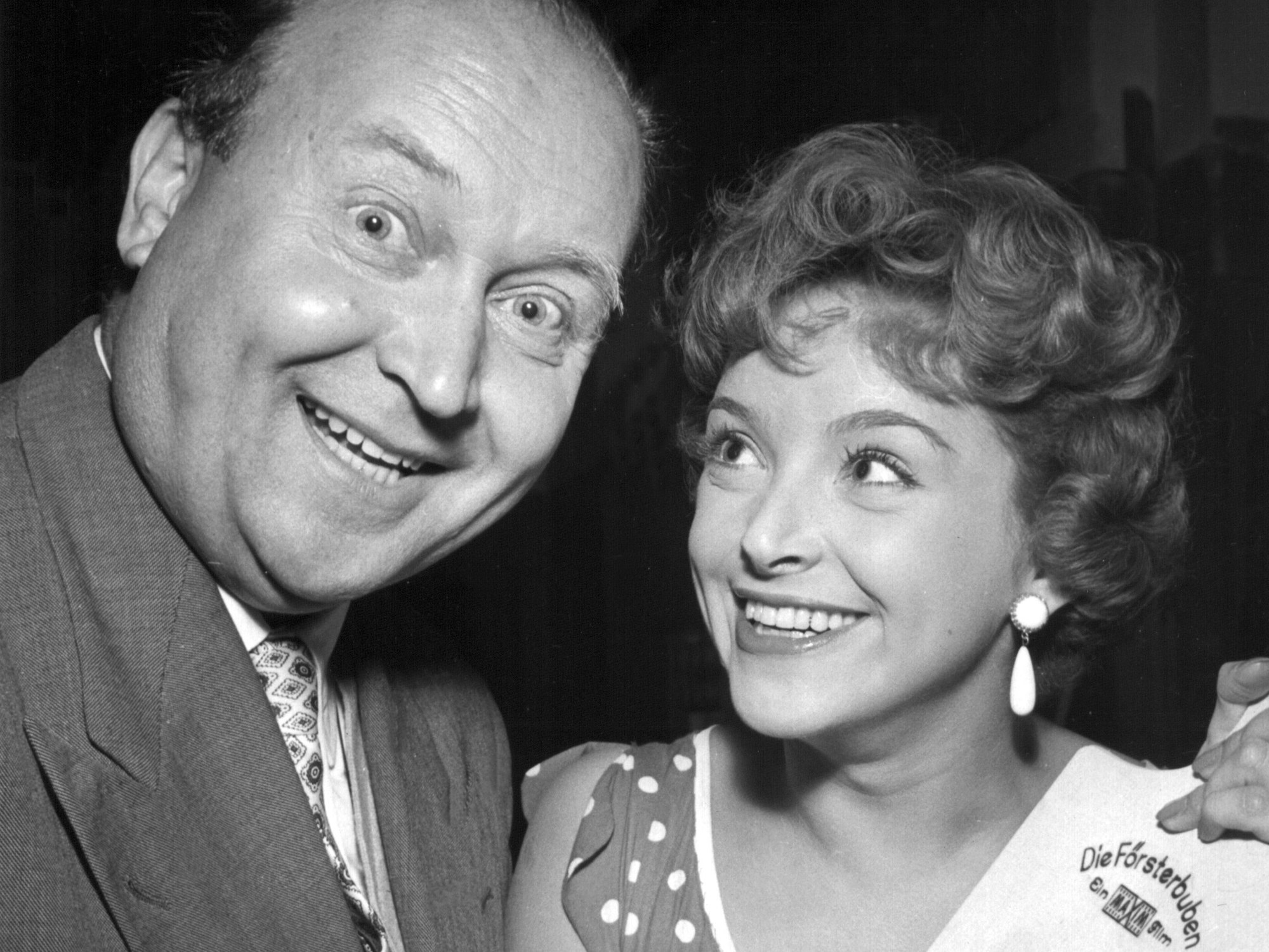 Das Archivbild aus dem Jahre 1955 zeigt den Filmregisseur und Produzenten Robert A. Stemmle und die Schauspielerin Herta Staal, die in Berlin Autogramme geben.