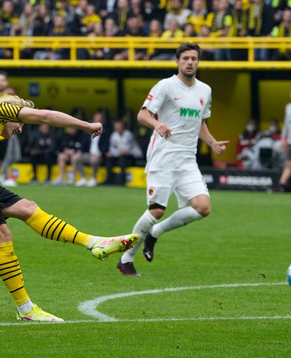 Dortmunds Julian Brandt trifft gegen den FC Augsburg.