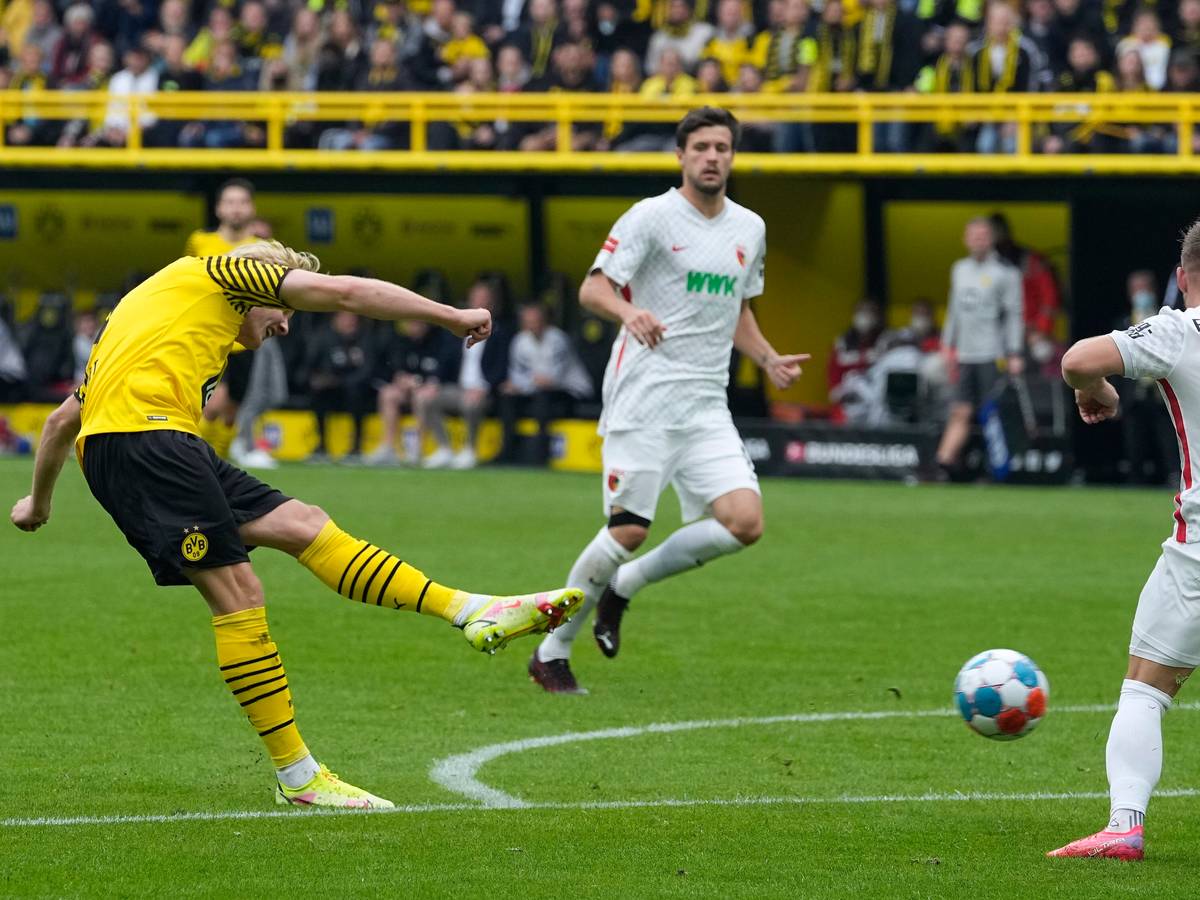 Dortmunds Julian Brandt trifft gegen den FC Augsburg.