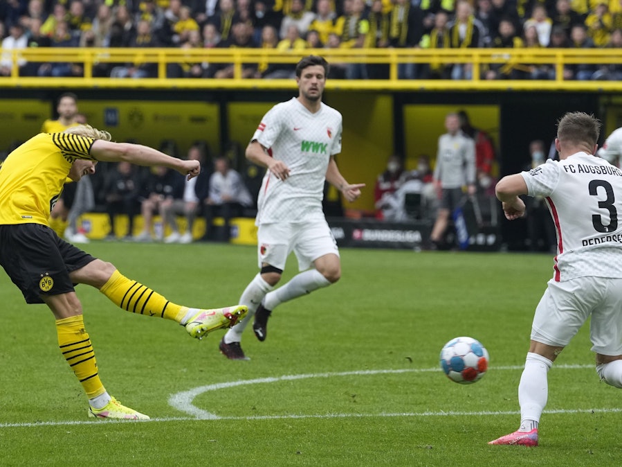 Dortmunds Julian Brandt trifft gegen den FC Augsburg.