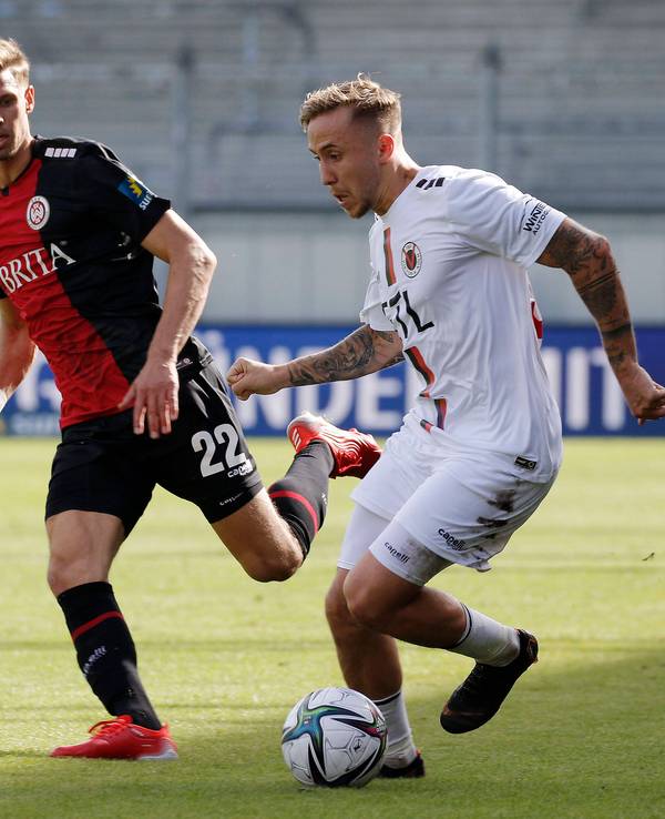 SV Wehen Wiesbaden mit Maxi Thiel gegen Luca Marseiler.