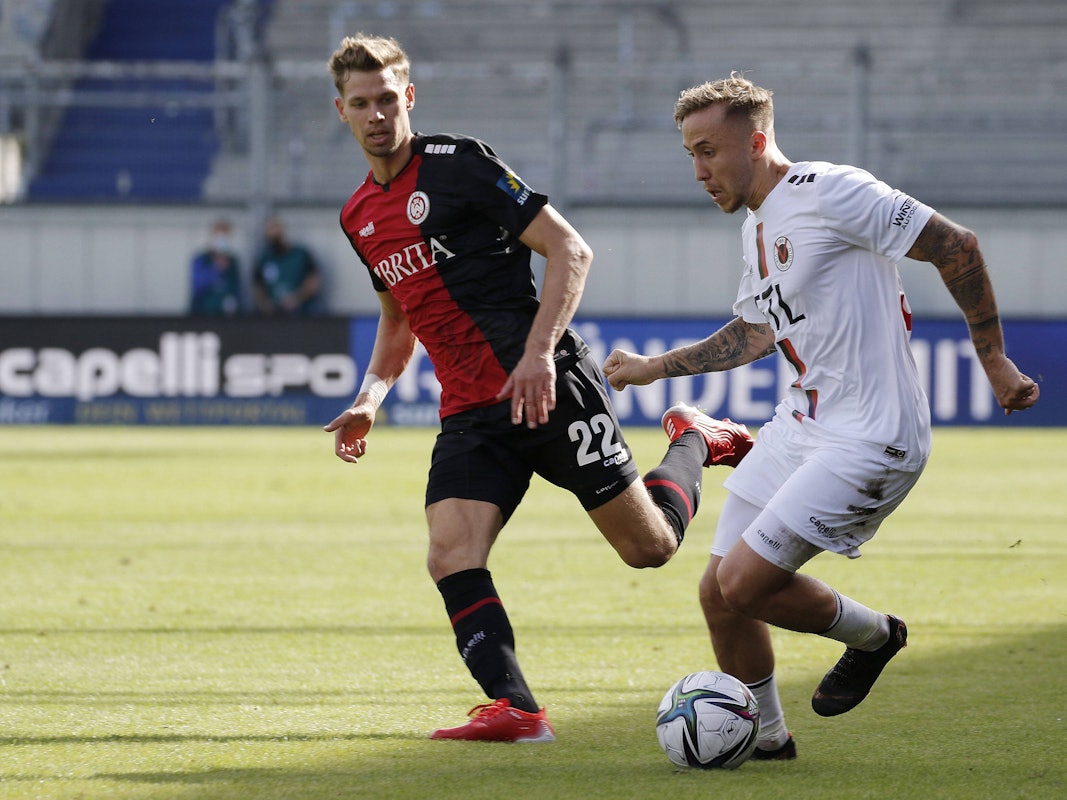 SV Wehen Wiesbaden mit Maxi Thiel gegen Luca Marseiler.