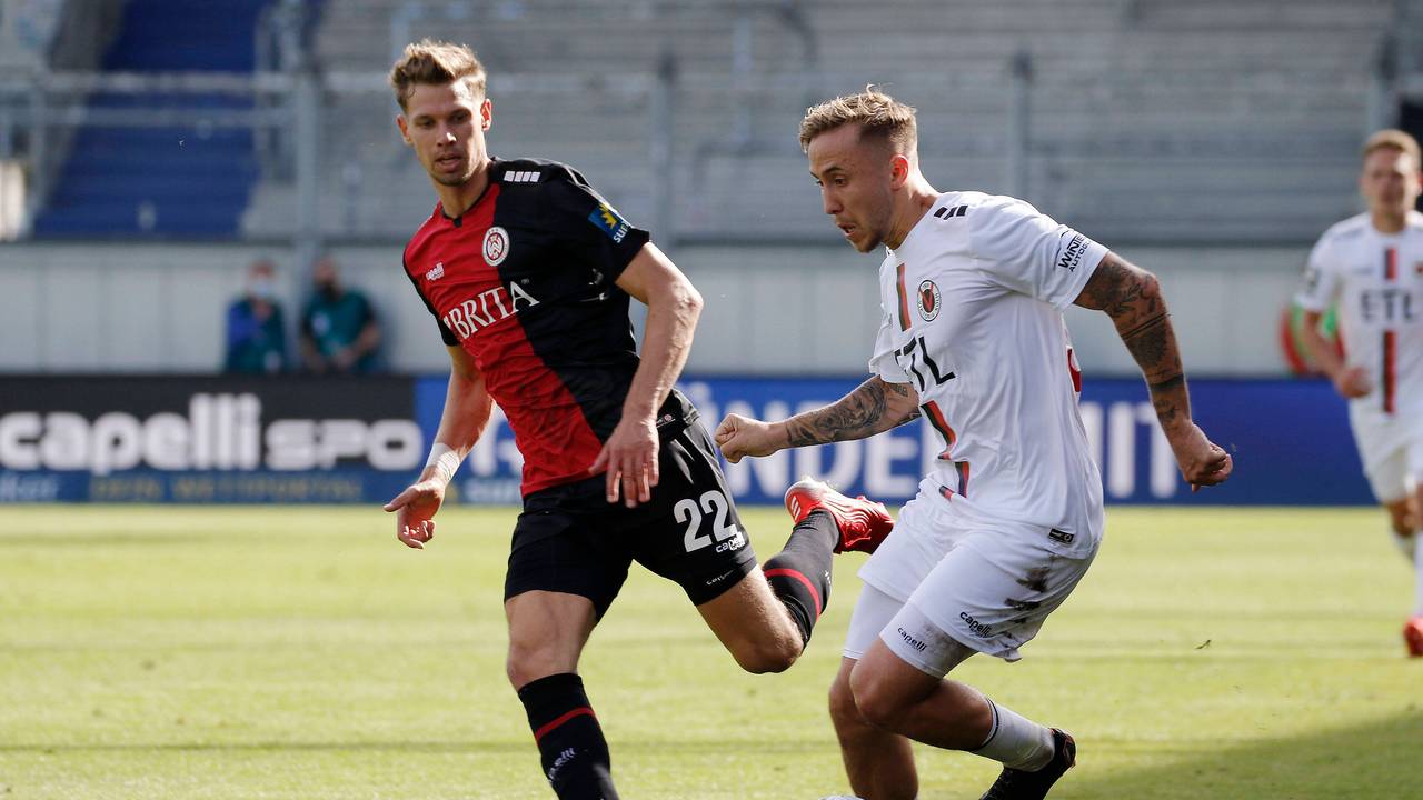 SV Wehen Wiesbaden mit Maxi Thiel gegen Luca Marseiler.