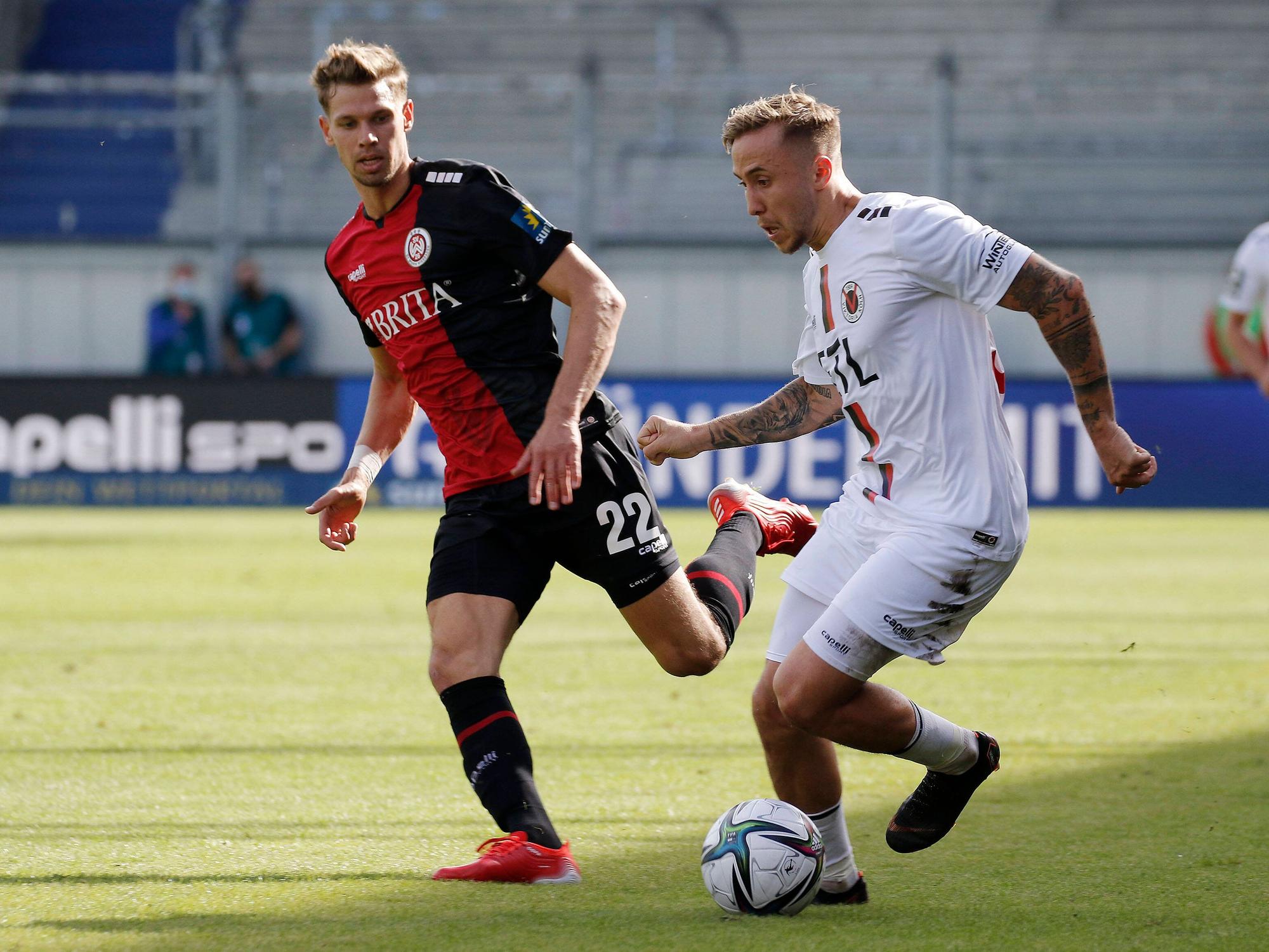 SV Wehen Wiesbaden mit Maxi Thiel gegen Luca Marseiler.