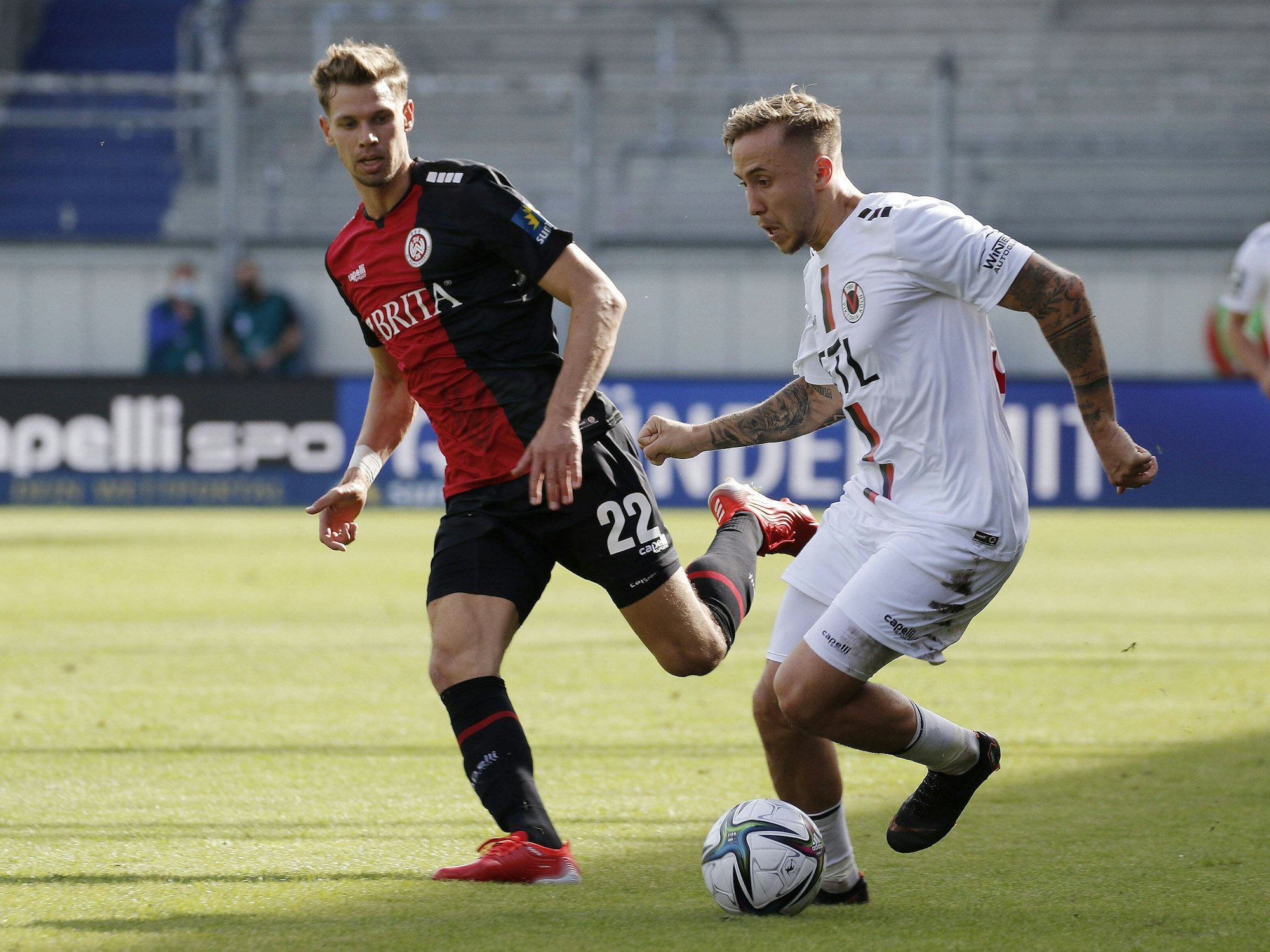 SV Wehen Wiesbaden mit Maxi Thiel gegen Luca Marseiler.