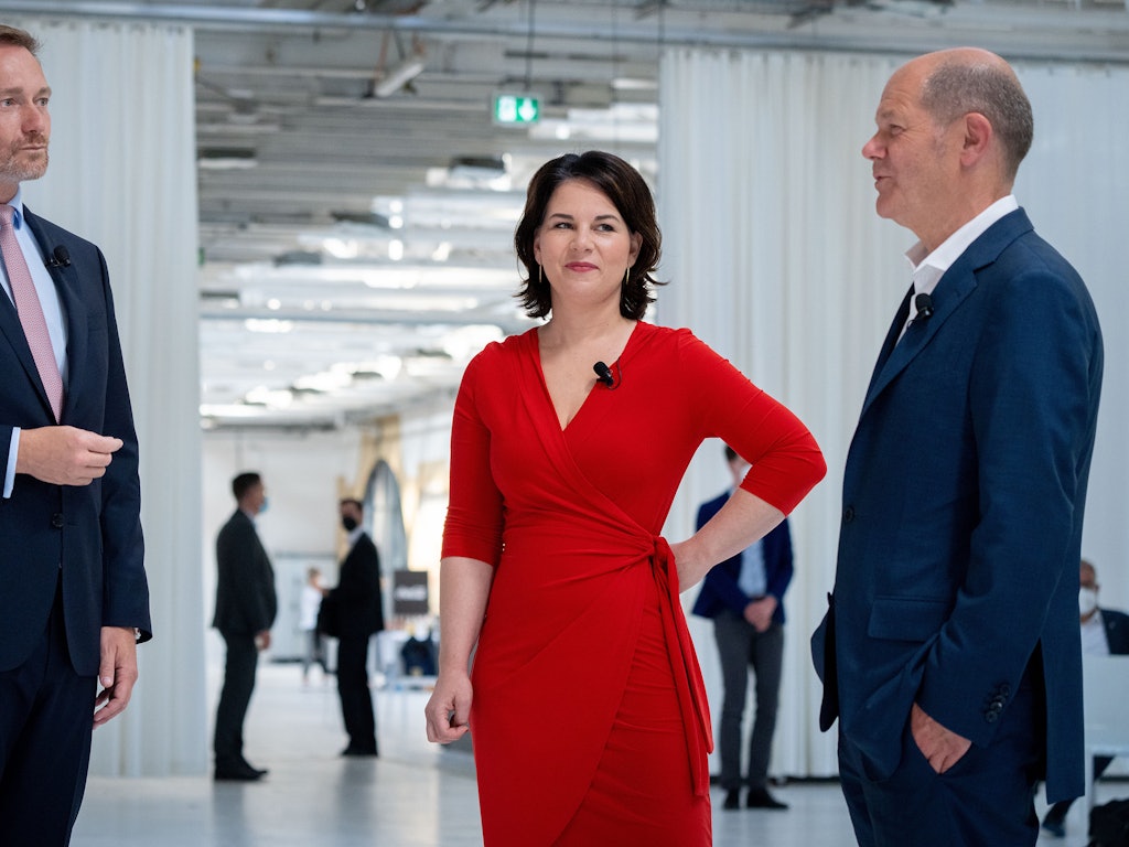 Annalena Baerbock (M), Kanzlerkandidatin und Bundesvorsitzende von Bündnis 90/Die Grünen, Olaf Scholz (r, SPD), SPD-Kanzlerkandidat und Bundesminister der Finanzen, und Christian Lindner, FDP-Spitzenkandidat, Fraktionsvorsitzender und Parteivorsitzender der FDP, stehen zu Beginn einer Gesprächsrunde des Bundesverbands der Energie- und Wasserwirtschaft zum Thema Energie- und Klimapolitik zusammen.