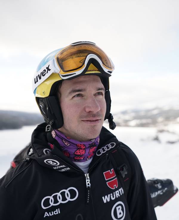 Felix Neureuther blickt nachdenklich nach oben