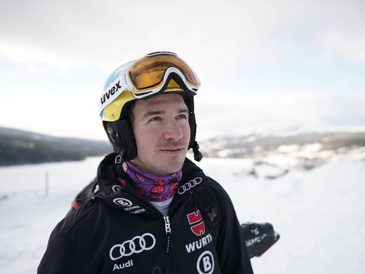 Felix Neureuther blickt nachdenklich nach oben
