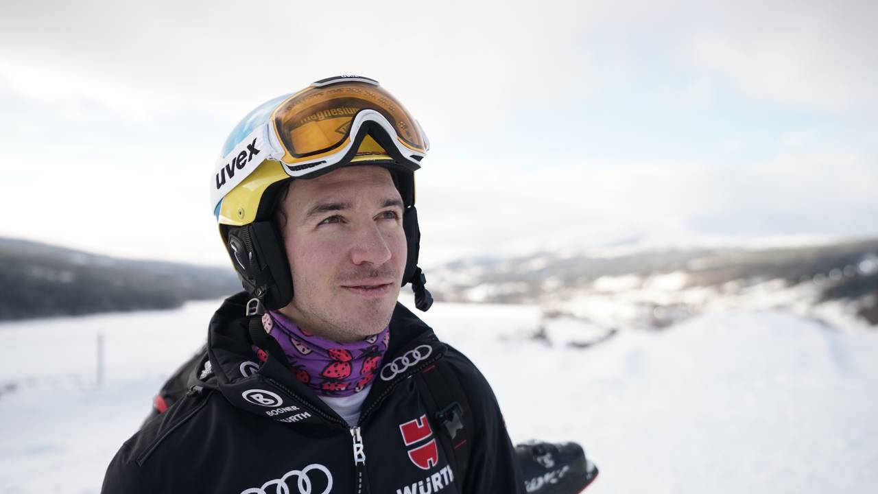 Felix Neureuther blickt nachdenklich nach oben