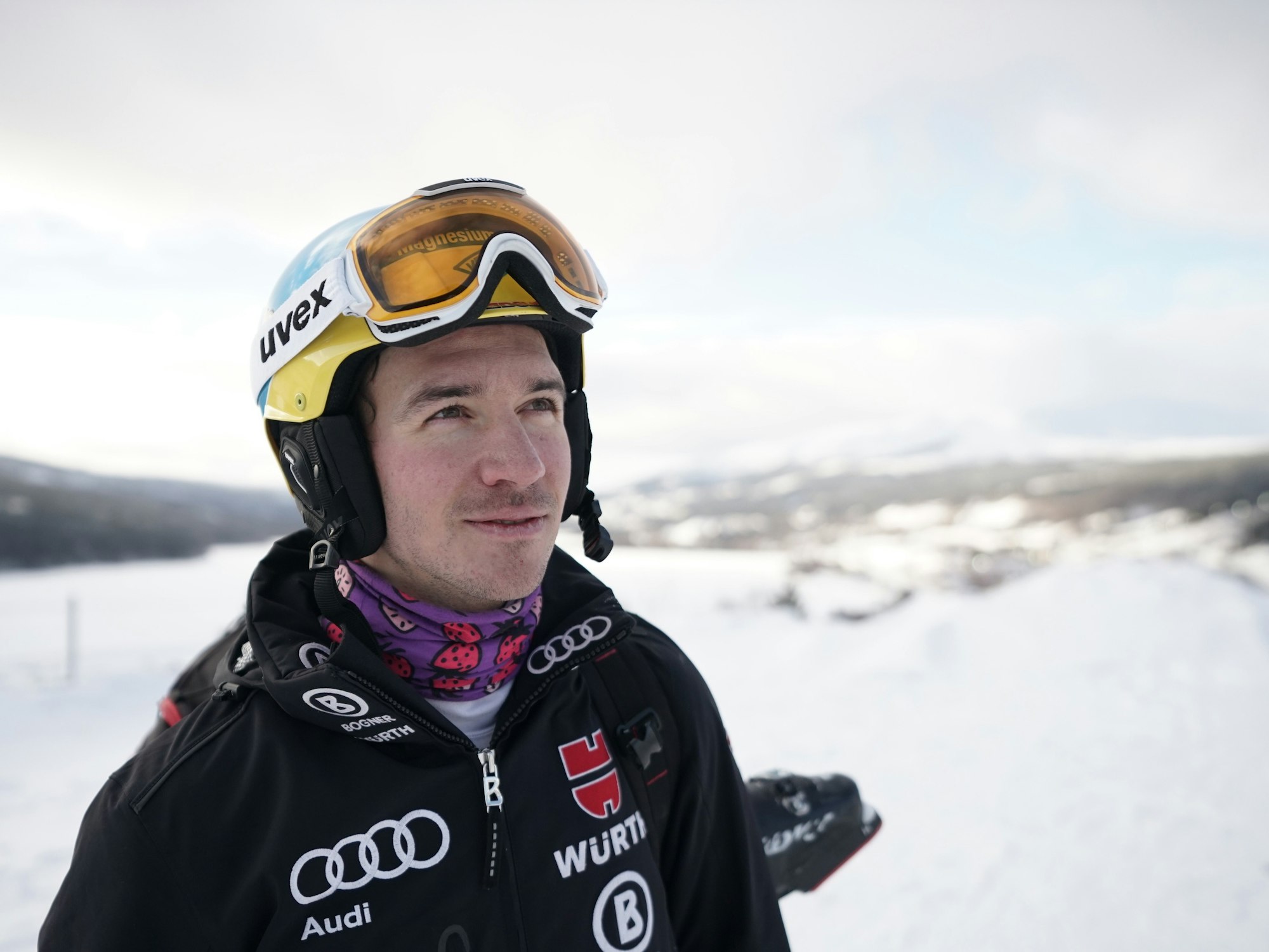 Felix Neureuther blickt nachdenklich nach oben