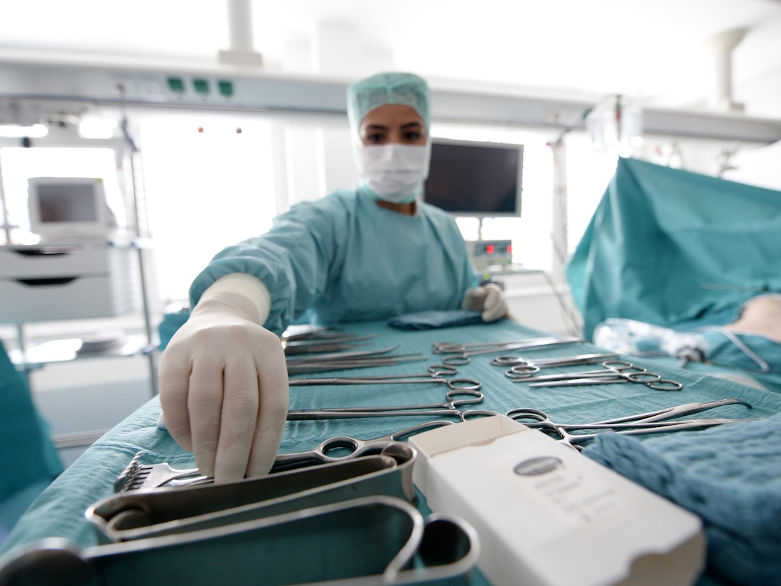 Auf unserem Symbolfoto greift eine OP-Schwester am 13. September 2014 nach einer Zange.