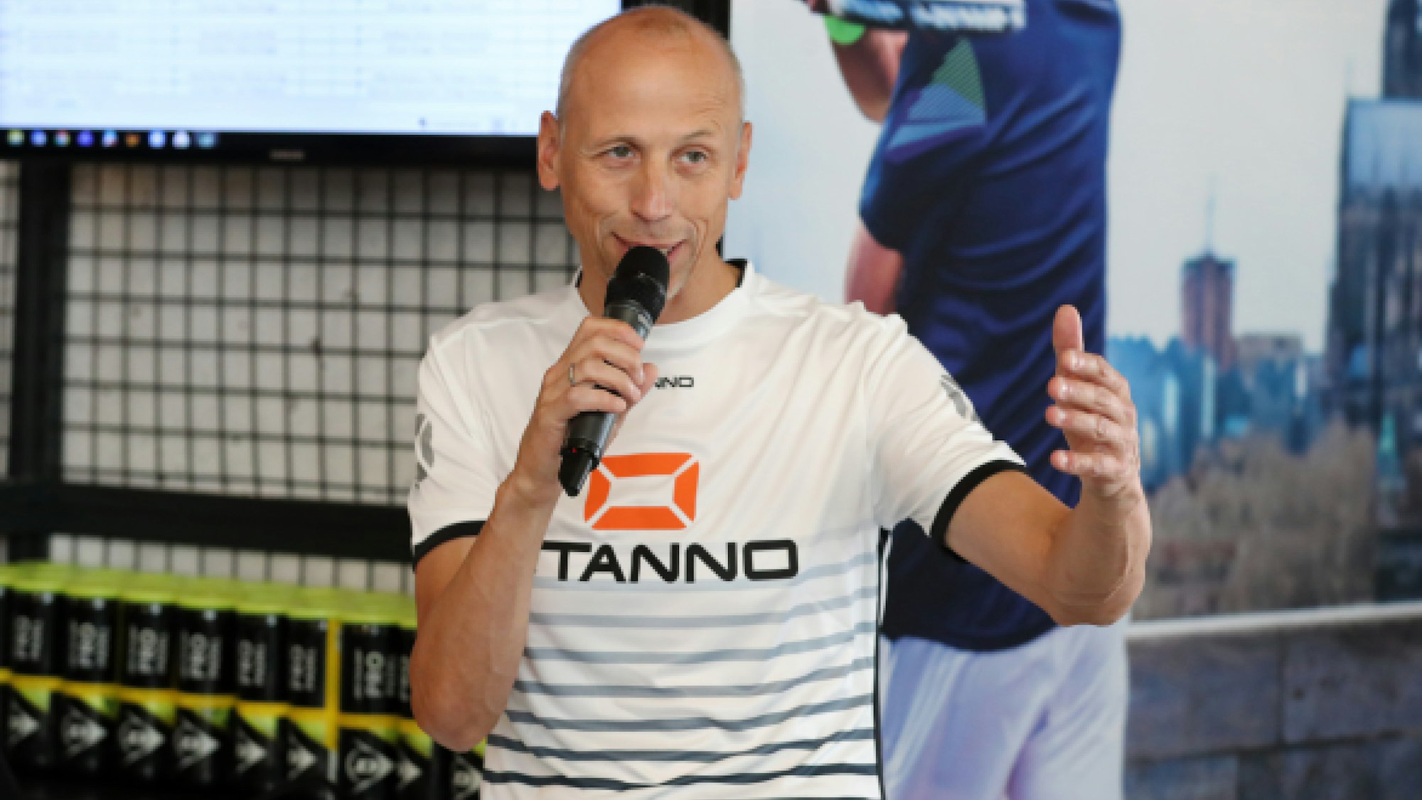 Matthias Scherz spricht beim Padel-Turnier.