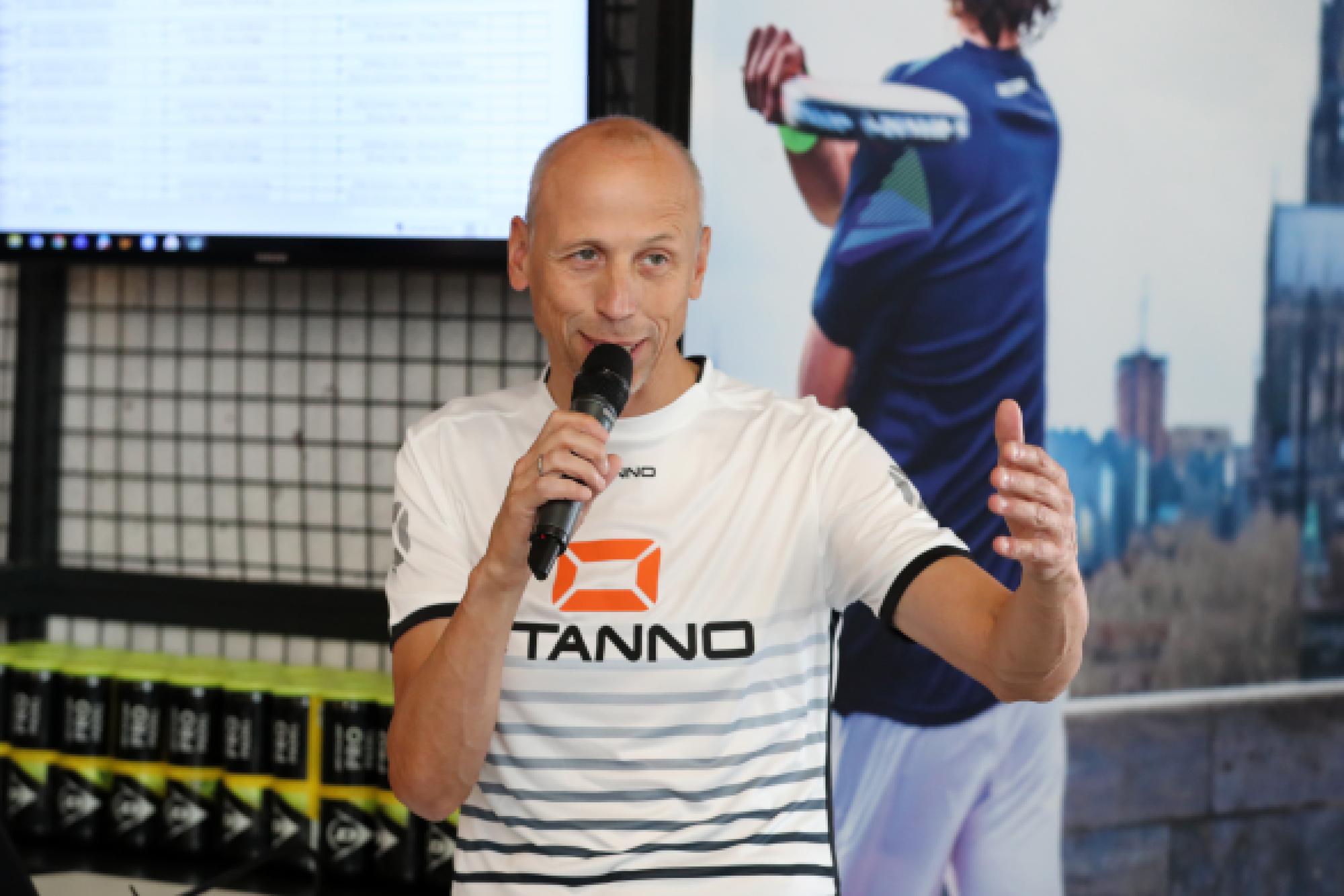 Matthias Scherz spricht beim Padel-Turnier.