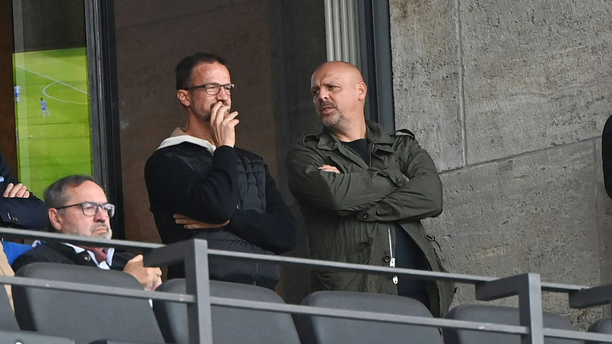 Fredi Bobic verfolgt das Spiel Hertha BSC gegen den SC Freiburg.