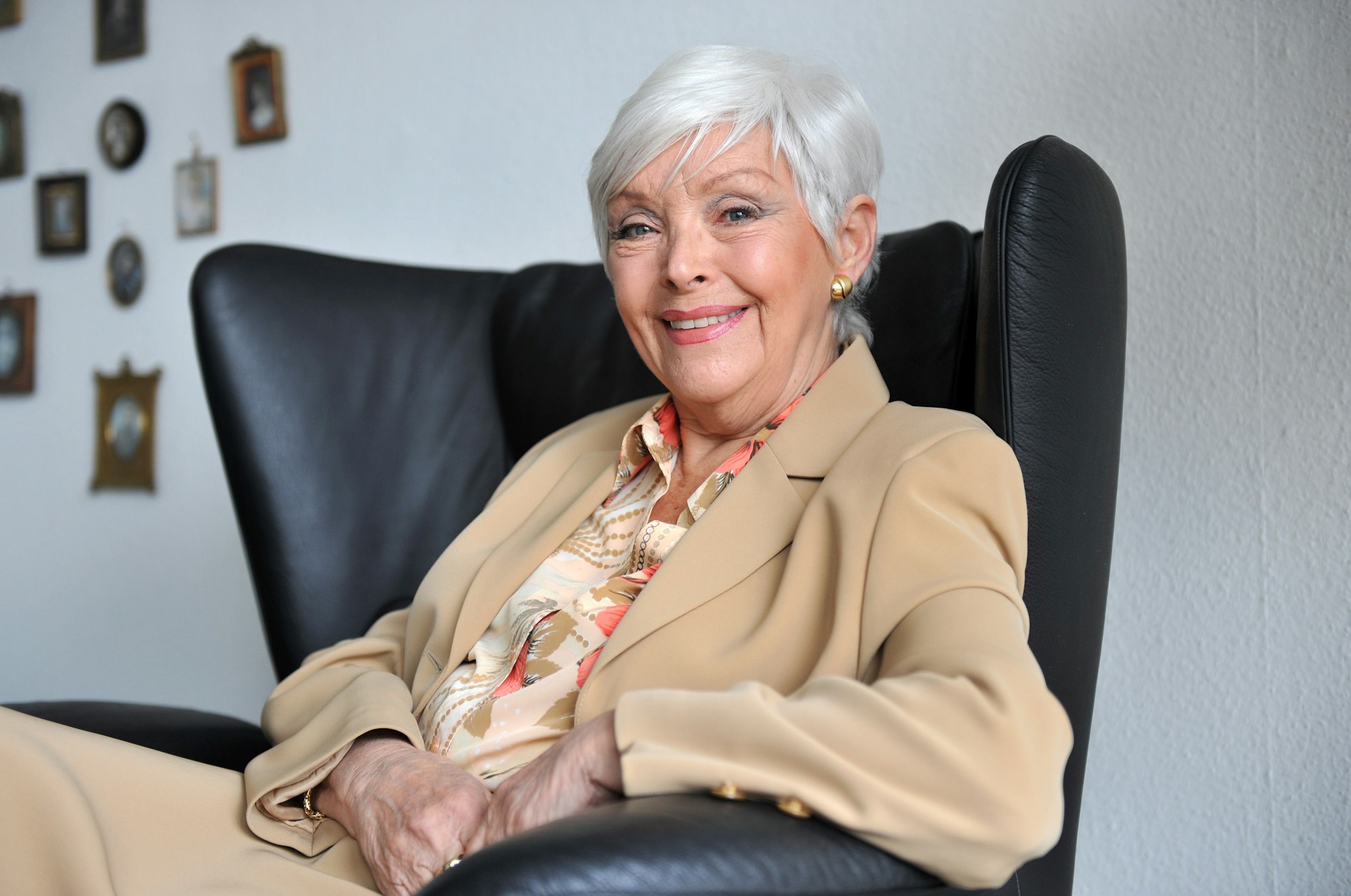 Die deutsch-österreichische Schauspielerin Herta Staal sitzt in ihrer Wohnung. In den 50er- und 60er-Jahren feierte sie in Theaterstücken und Kinofilmen Erfolge. Am Samstag ist sie im Alter von 91 Jahren in München gestorben.