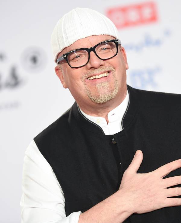 DJ Ötzi lächelt in die Kamera.
