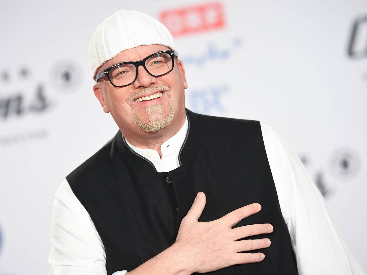 DJ Ötzi lächelt in die Kamera.