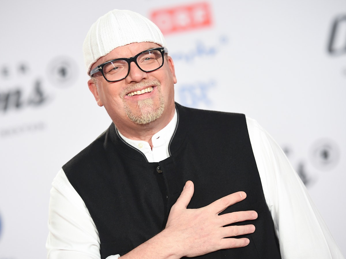 DJ Ötzi lächelt in die Kamera.