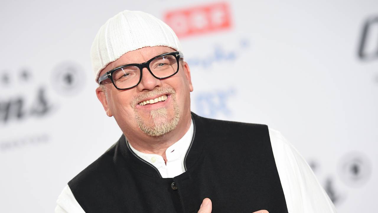DJ Ötzi lächelt in die Kamera.