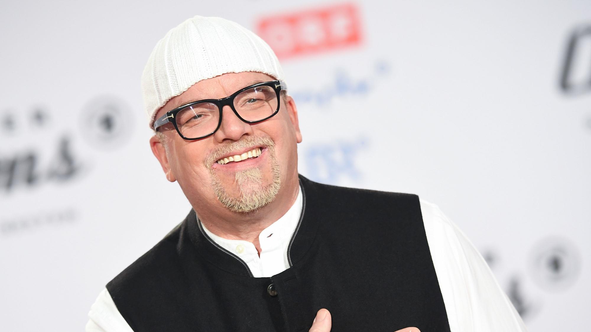 DJ Ötzi lächelt in die Kamera.
