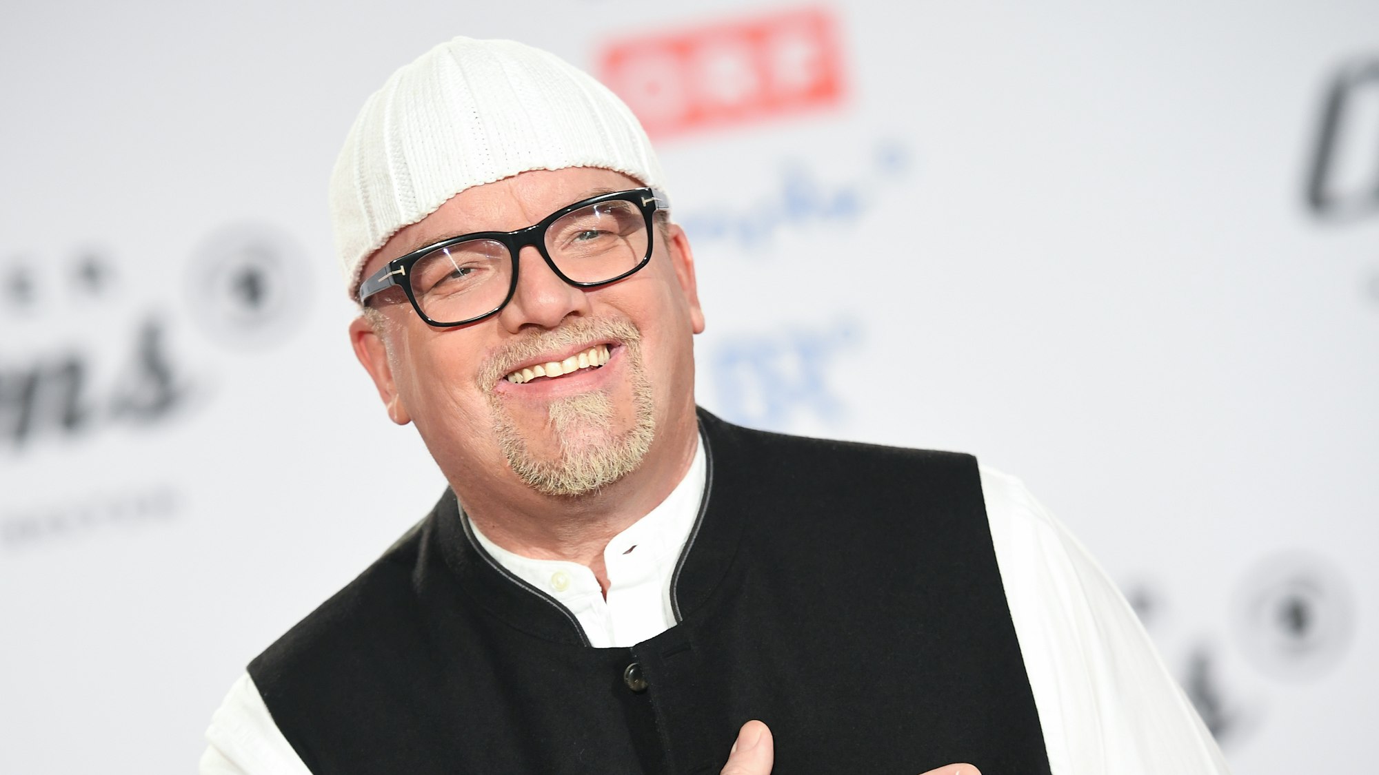 DJ Ötzi lächelt in die Kamera.