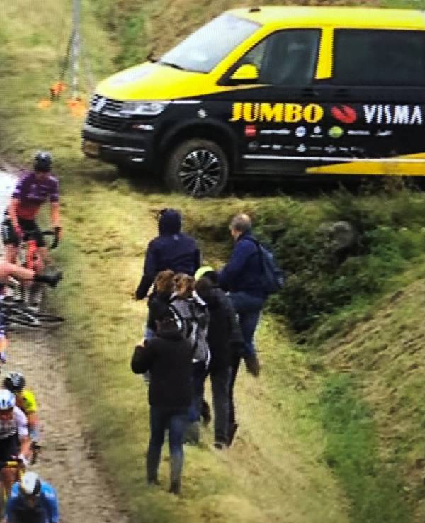 Schlimme Stürze am 2. Oktober 2021 beim ersten Frauen-Rennen Paris - Roubaix.
