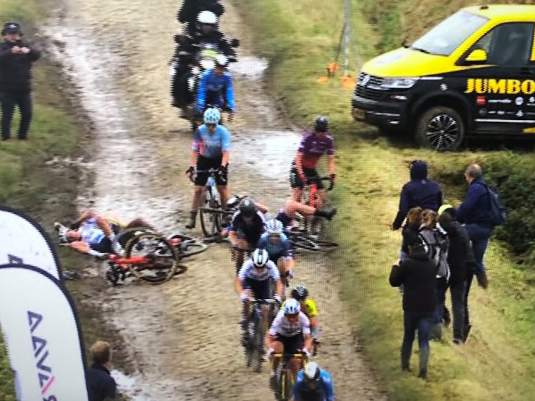 Schlimme Stürze am 2. Oktober 2021 beim ersten Frauen-Rennen Paris - Roubaix.
