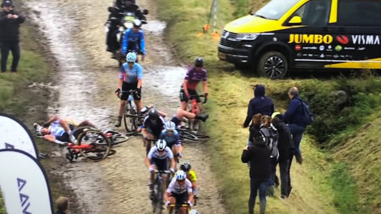 Schlimme Stürze am 2. Oktober 2021 beim ersten Frauen-Rennen Paris - Roubaix.