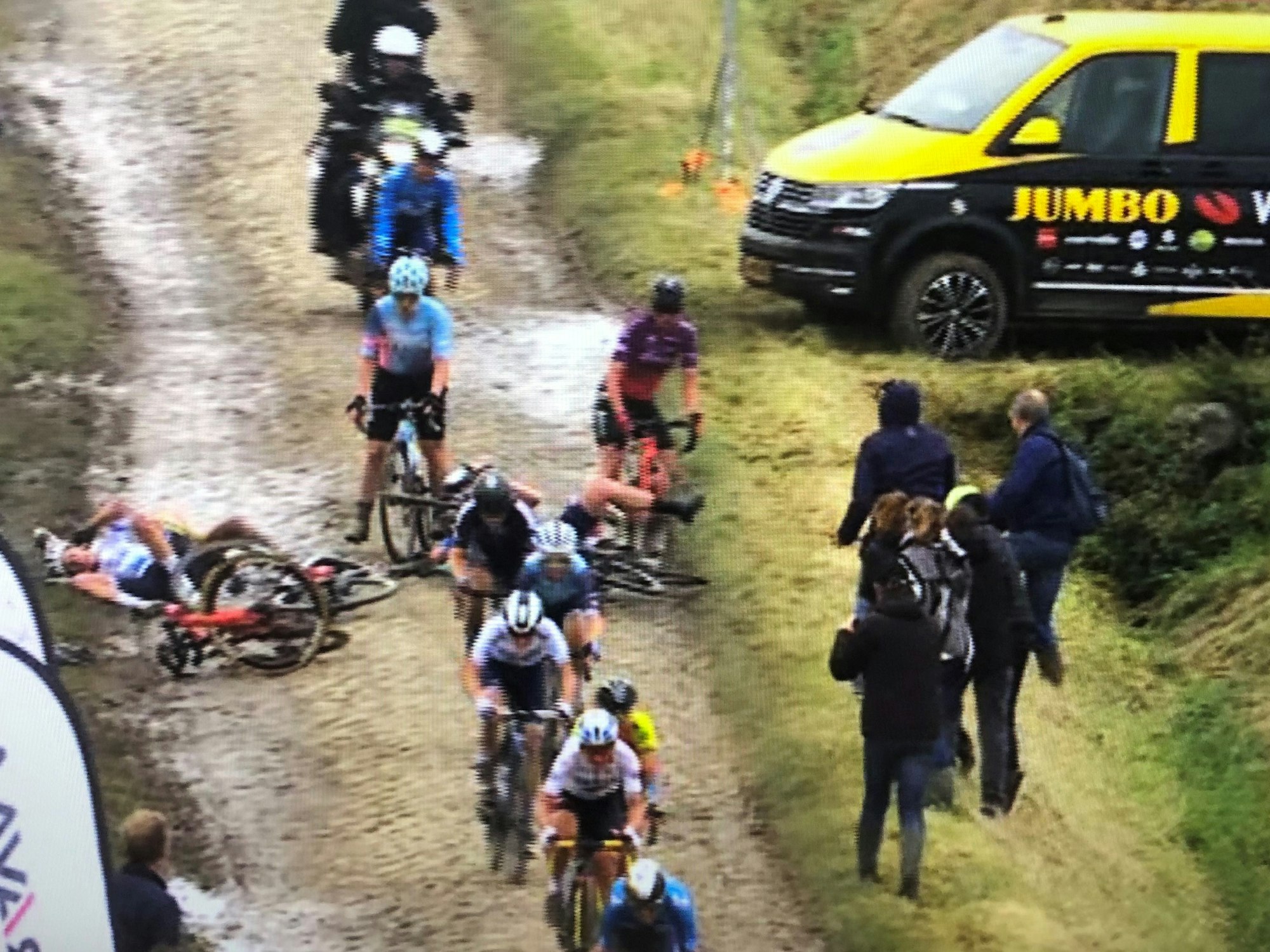Schlimme Stürze am 2. Oktober 2021 beim ersten Frauen-Rennen Paris - Roubaix.