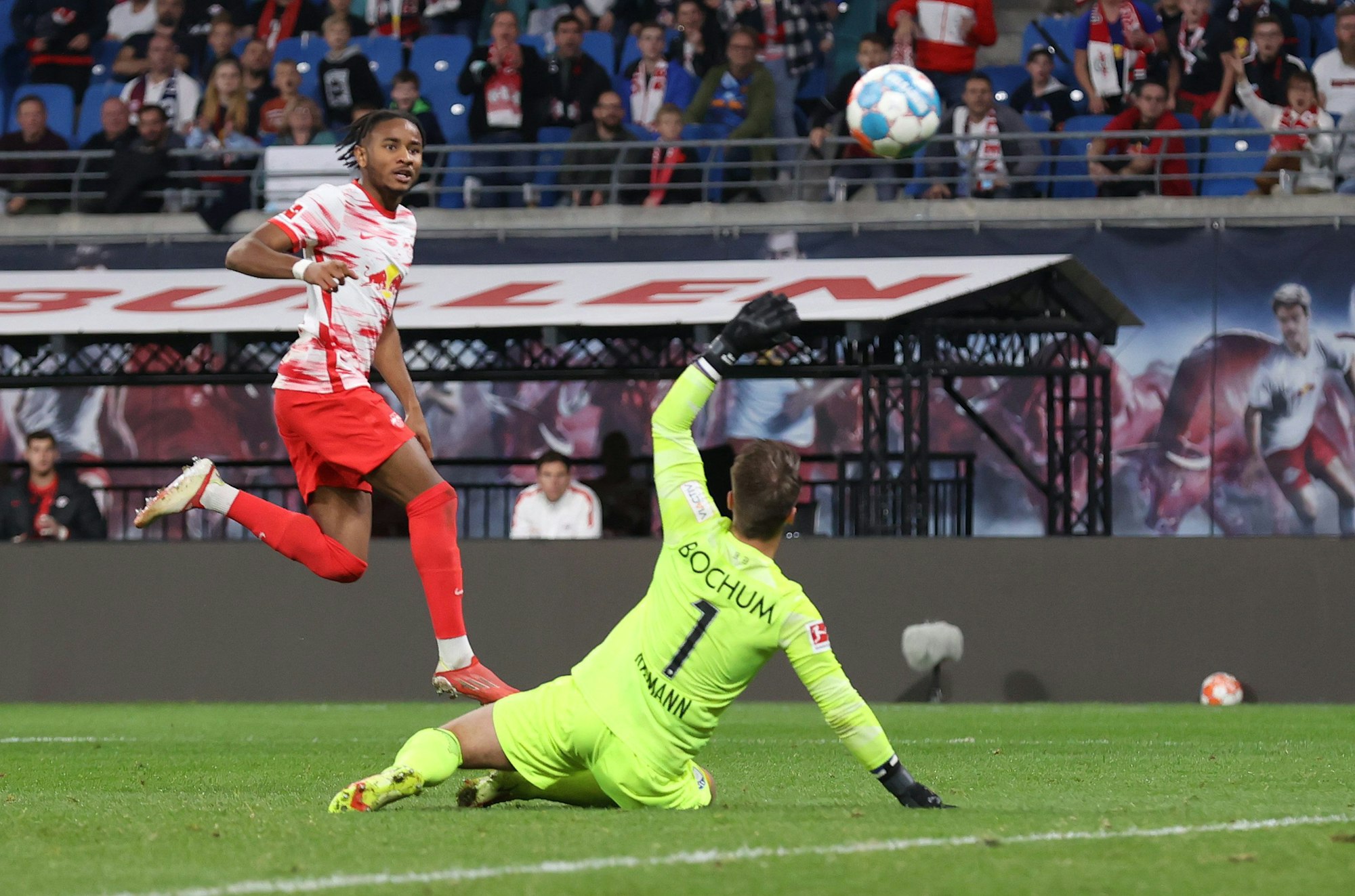 Christopher Nkunku von RB Leipzig trifft gegen Manuel Riemann vom VfL Bochum.