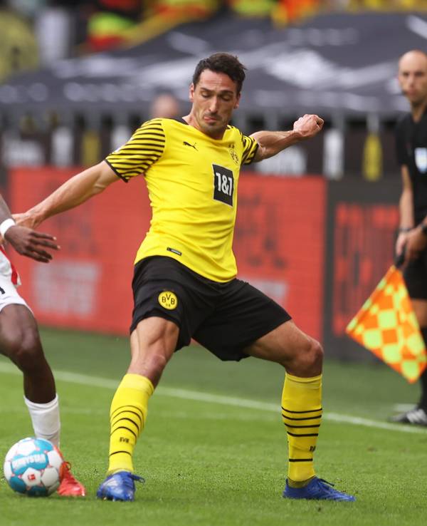 Sergio Cordova vom FC Augsburg im Zweikampf mit Mats Hummels von Borussia Dortmund.