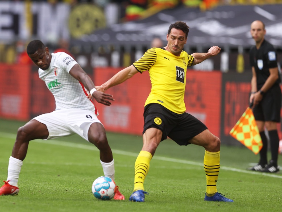 Sergio Cordova vom FC Augsburg im Zweikampf mit Mats Hummels von Borussia Dortmund.
