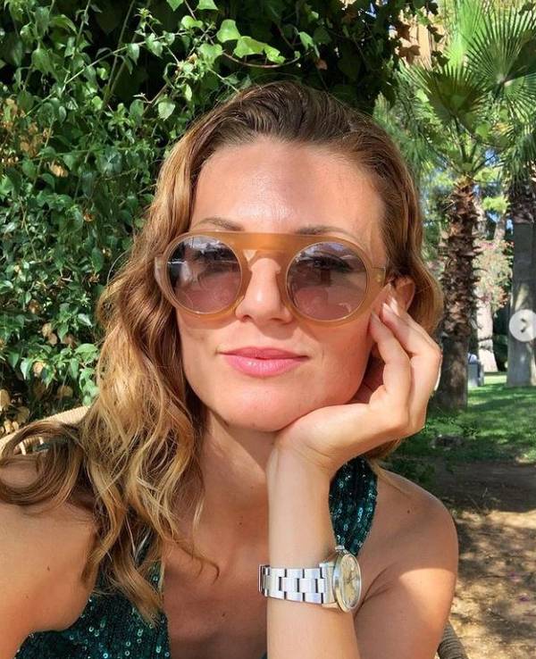 Selfie von Ella Endlich. Sie trägt eine Sonnenbrille und lächelt leicht in die Kamera.