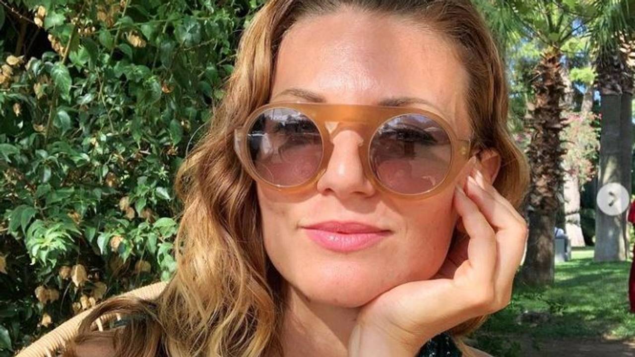 Selfie von Ella Endlich. Sie trägt eine Sonnenbrille und lächelt leicht in die Kamera.