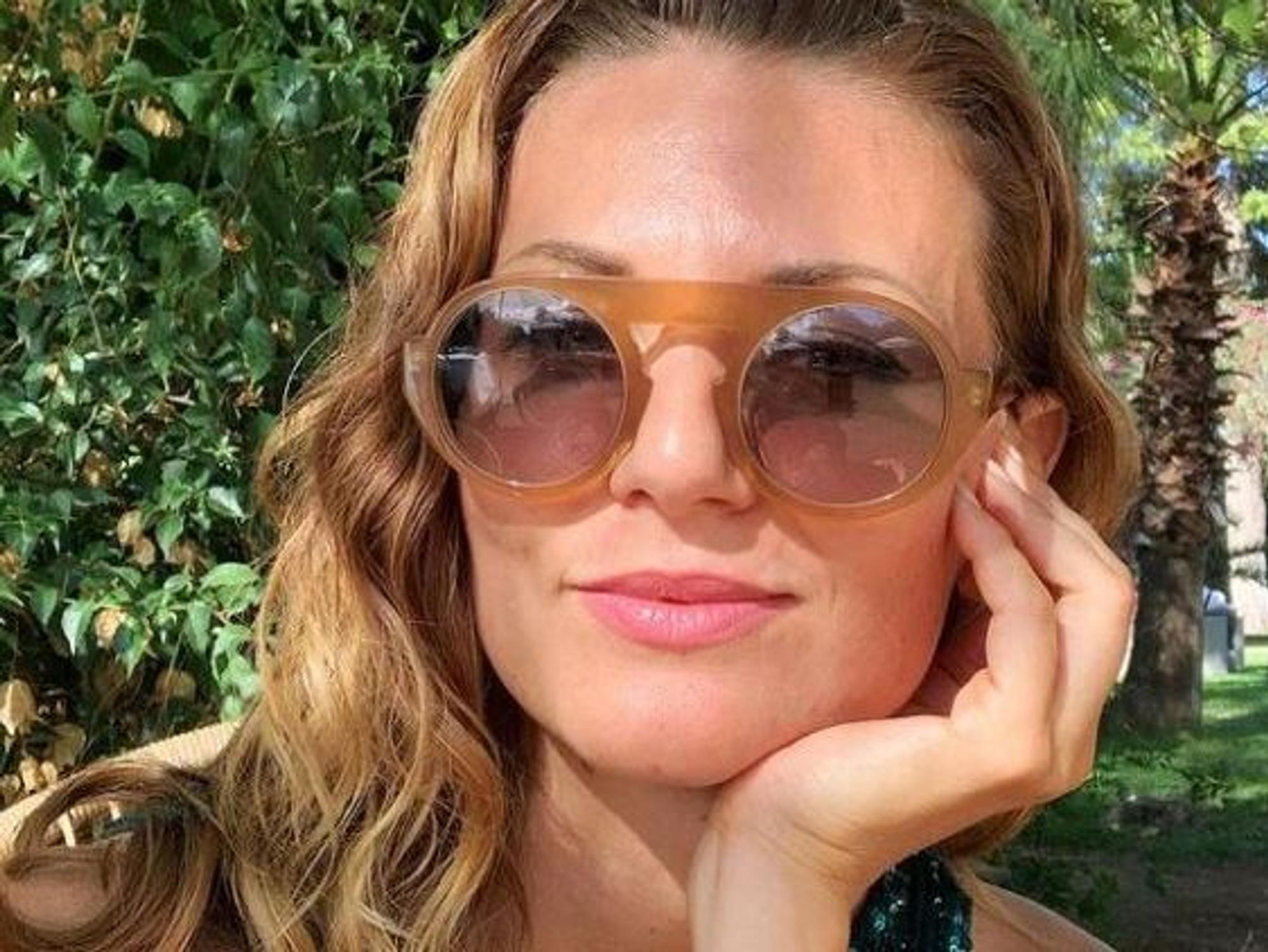 Selfie von Ella Endlich. Sie trägt eine Sonnenbrille und lächelt leicht in die Kamera.