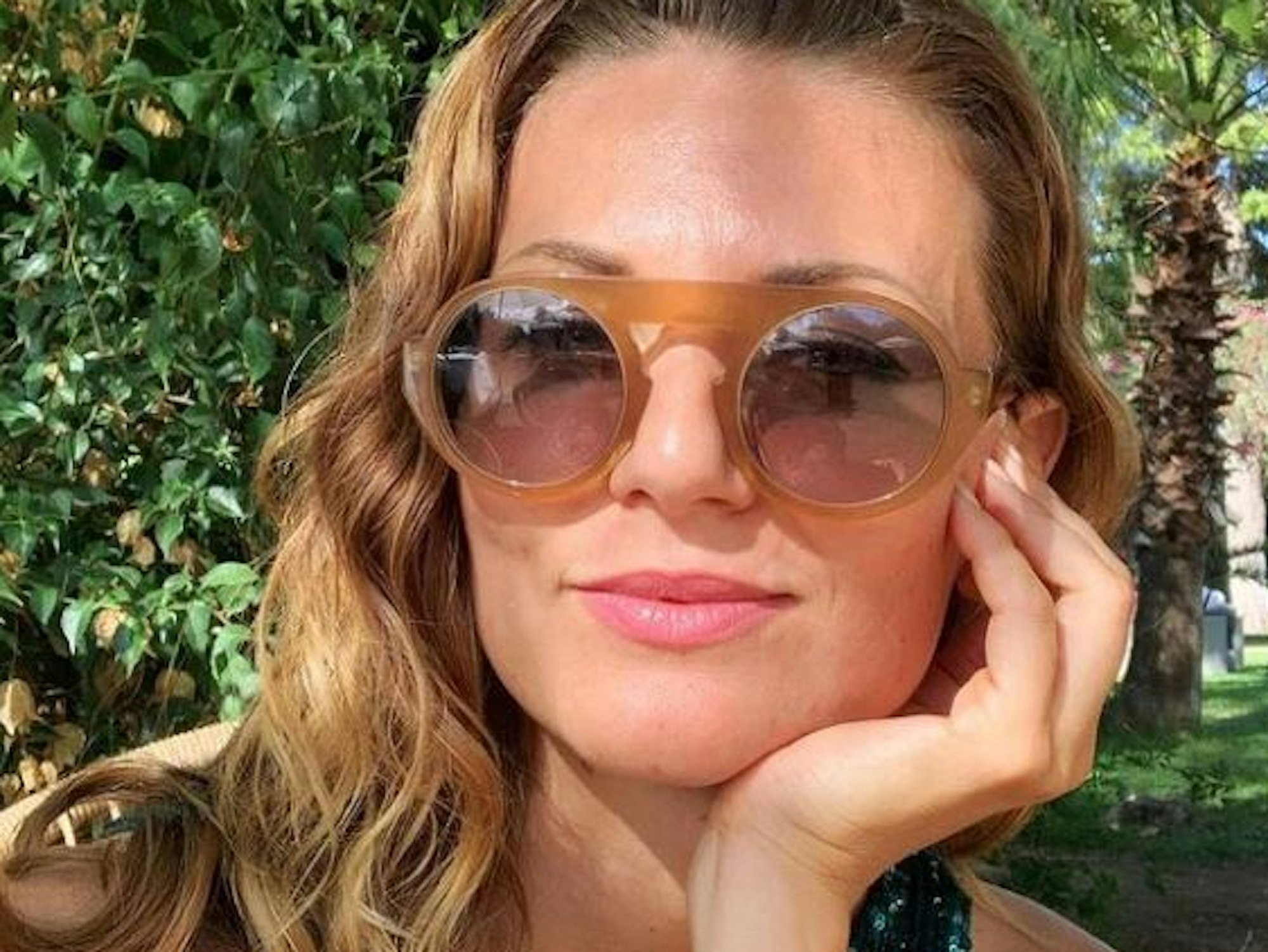 Selfie von Ella Endlich. Sie trägt eine Sonnenbrille und lächelt leicht in die Kamera.