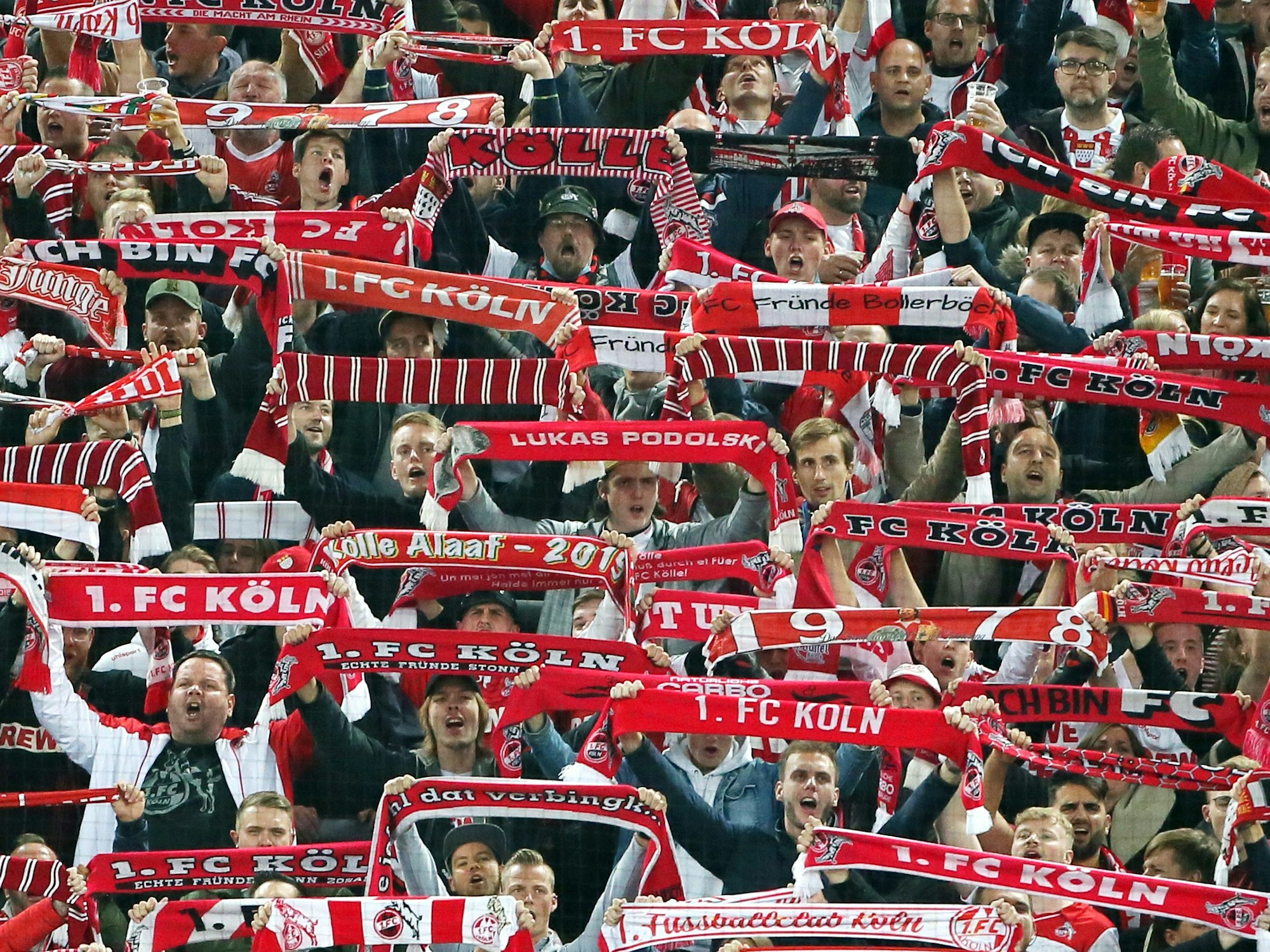 Fans des 1. FC Köln gegen Greuther Fürth.