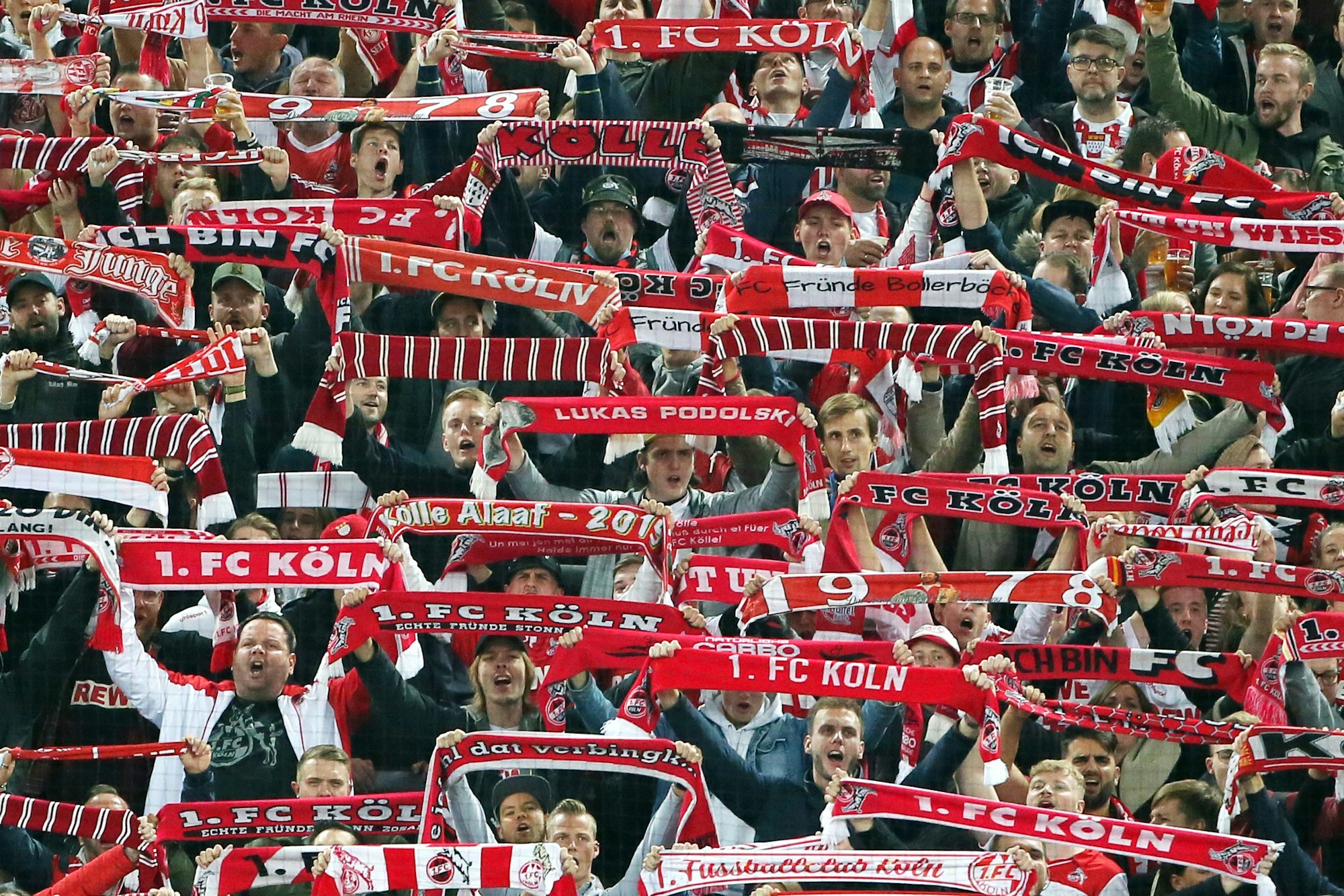 Fans des 1. FC Köln gegen Greuther Fürth