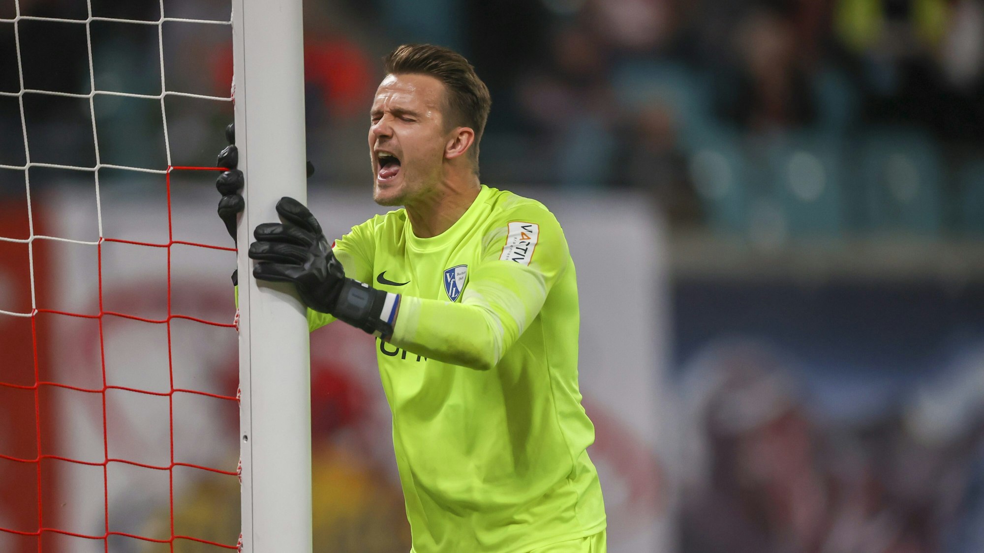 Bochums Torwart Manuel Riemann reagiert nach dem Treffer zum 1:0 für RB Leipzig.