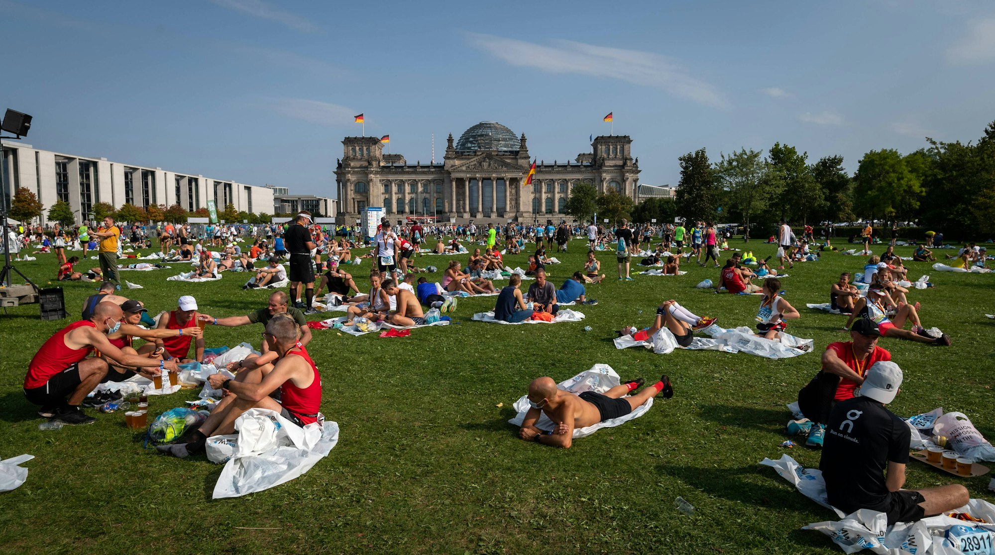 Marathon Läufer nach dem Ziel auf der Reischstagswiese.
