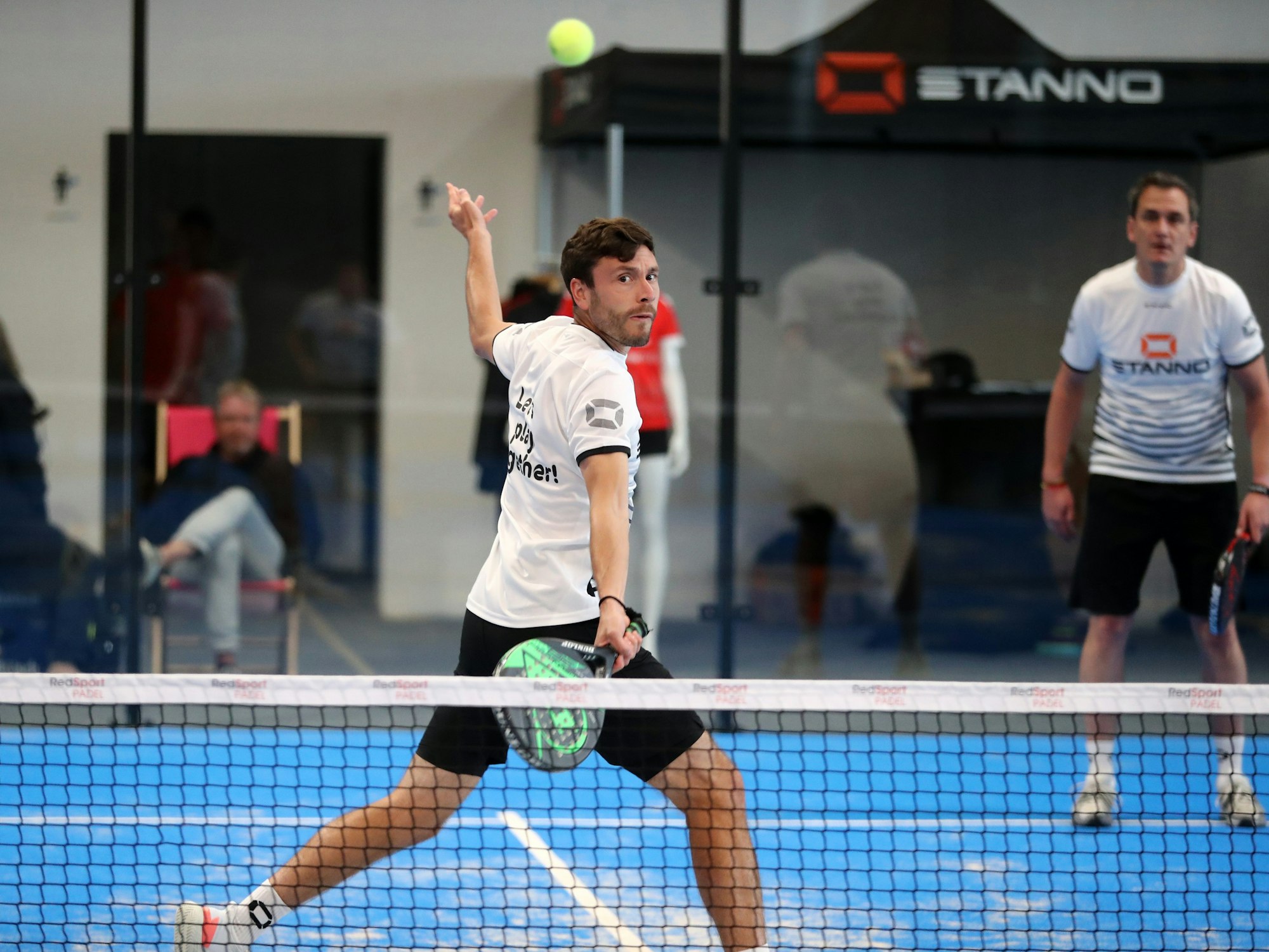 Jonas Hector spielt Padel-Tennis.