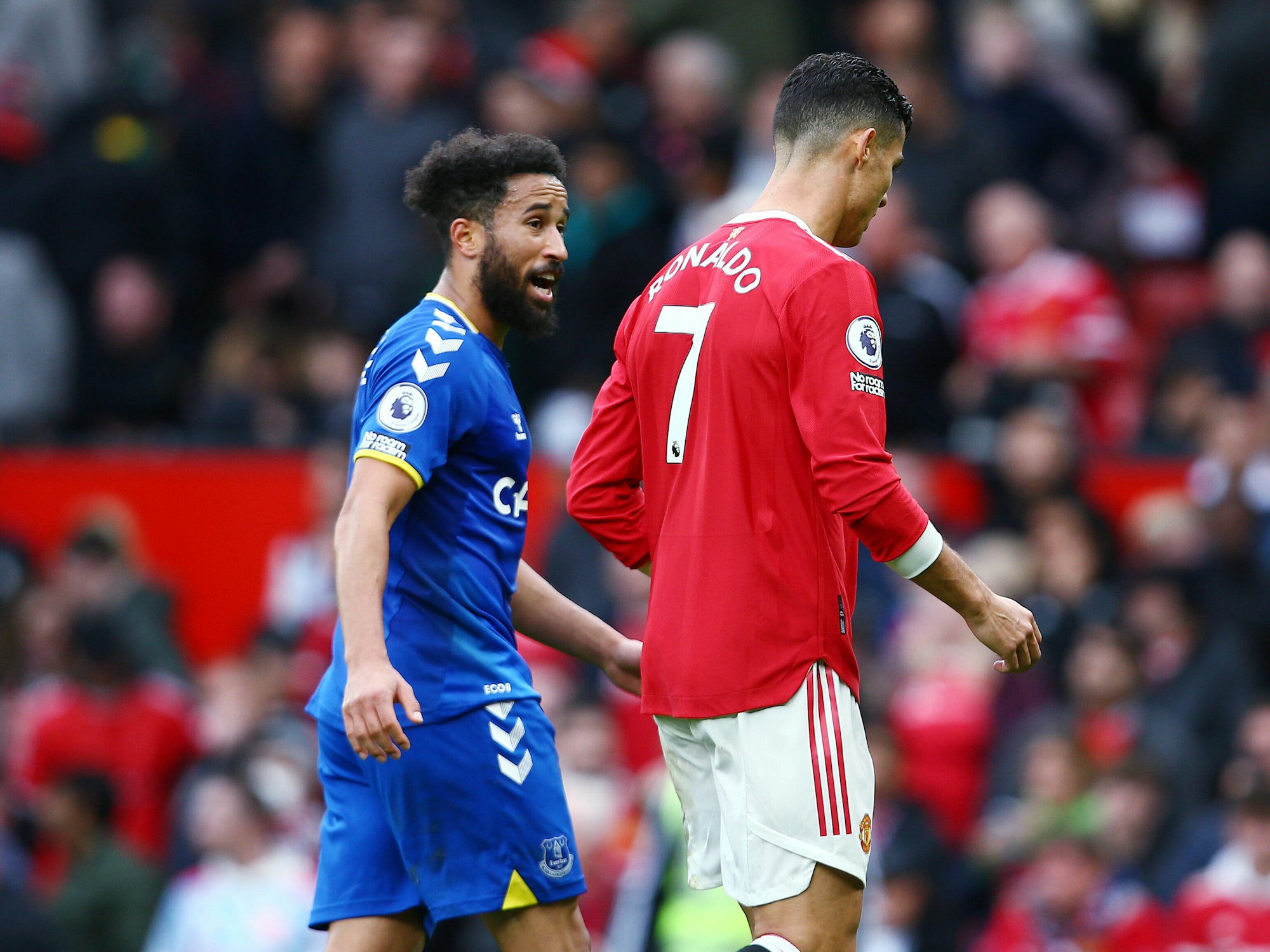 Andros Townsend und Cristiano Ronaldo gehen vom Platz.