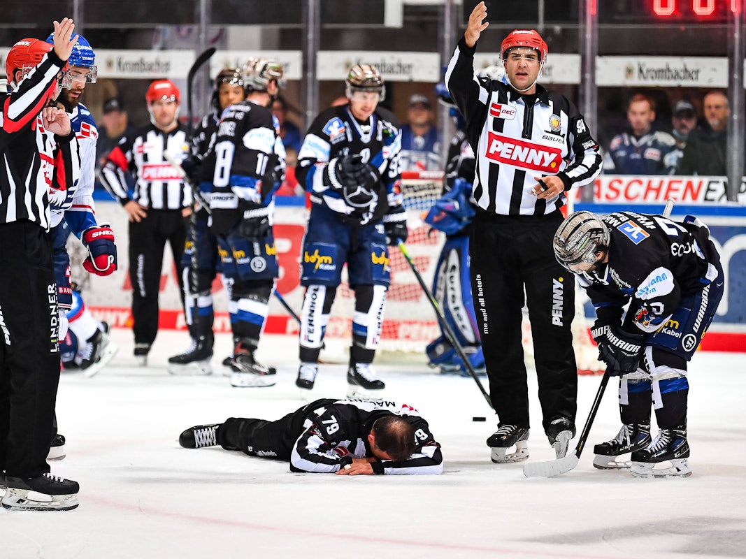 Linienrichter Andreas Kowert liegt nach einem Zusammenprall auf dem Eis.