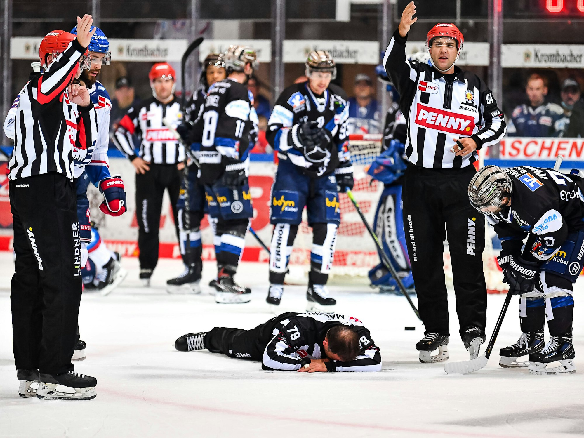 Linienrichter Andreas Kowert liegt nach einem Zusammenprall auf dem Eis.