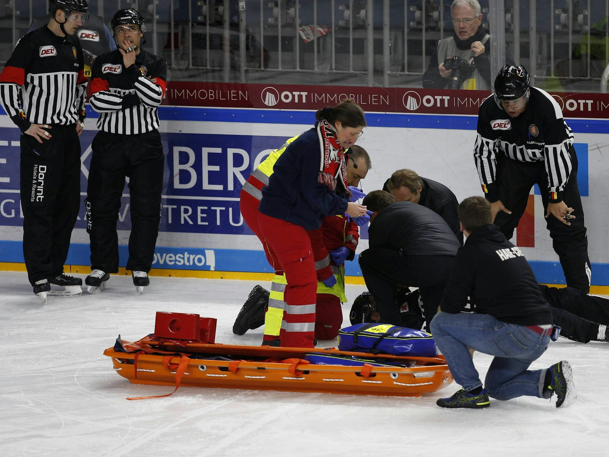 Linienrichter Andreas Kowert liegt verletzt auf dem Eis.