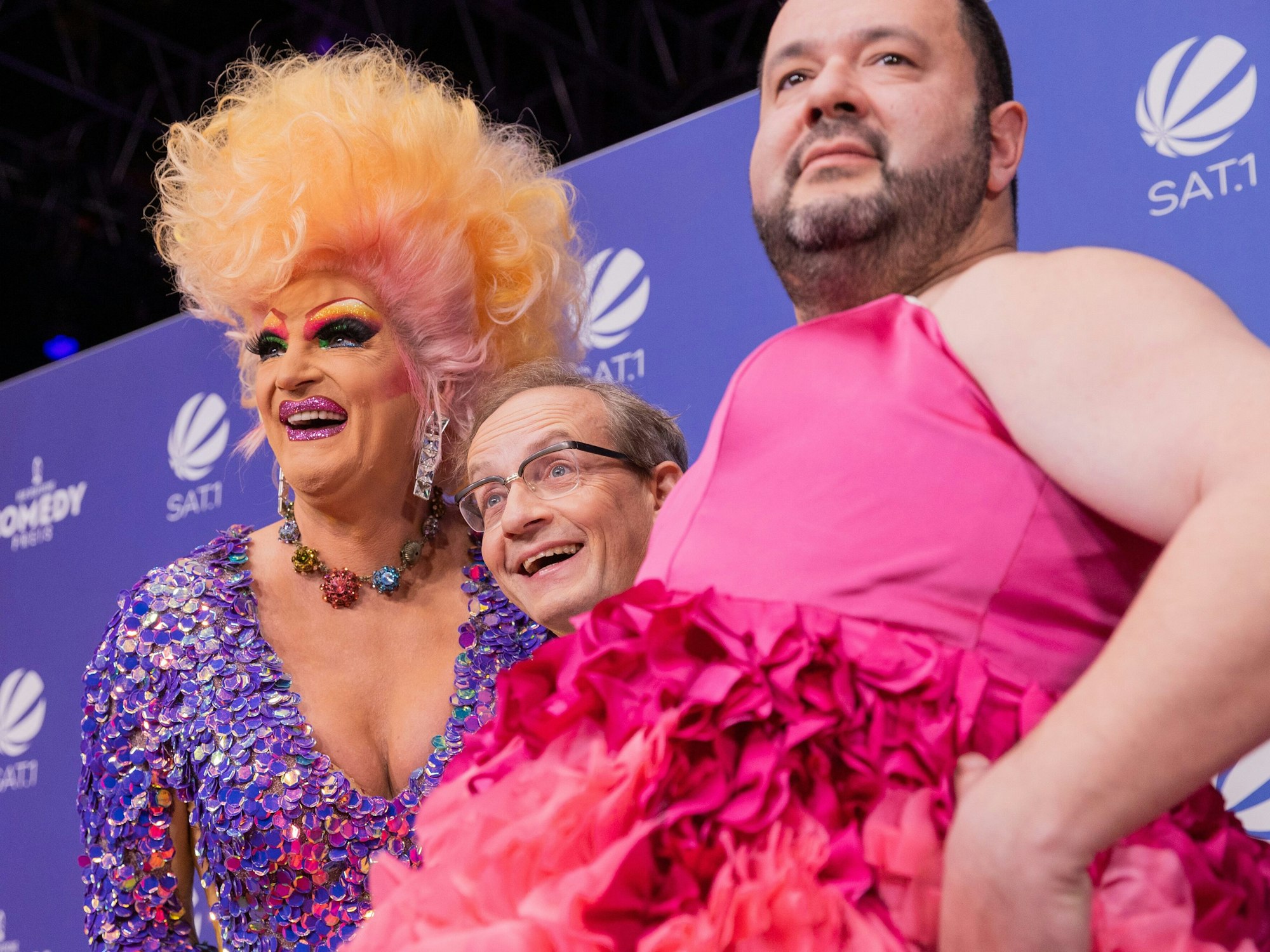 Dragqueen Olivia Jones mit Wigald Boning und Oliver Polak posieren beim Comedypreis 2021