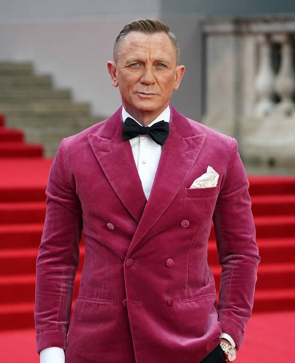 Daniel Craig steht für ein Foto auf dem roten Teppich.